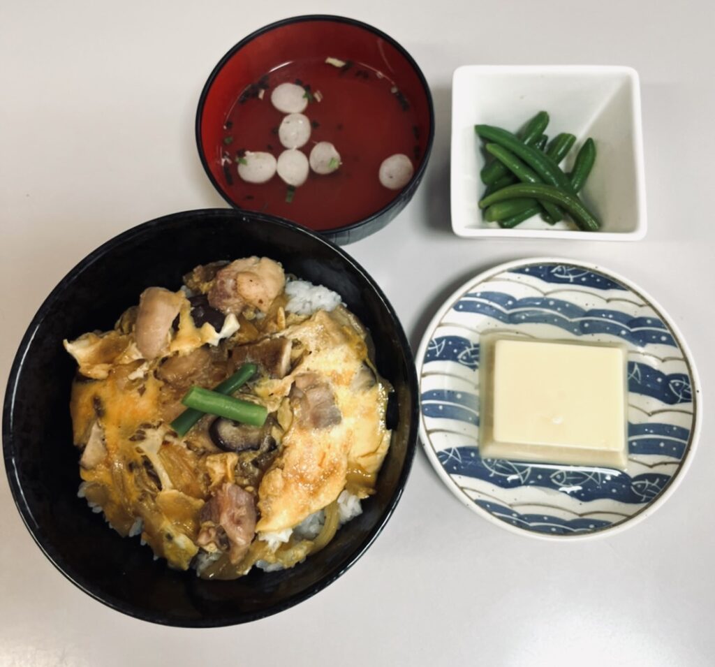 令和４年１０月１２日昼食　親子丼でした